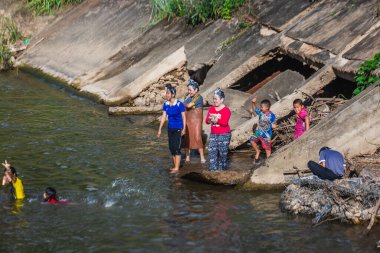 Nehirde yıkanan Asyalı genç ve mutlu kadınlar. Suda zıplayıp oynuyorlar. Chiang Mai, Tayland - 12 Kasım 2017.