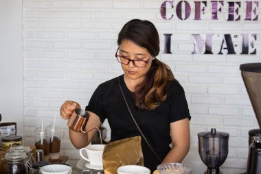 Yerel kahve dükkanının sahibi harika içecekler yapar. Doi Mae Salong, Tayland - 14 Kasım 2017.