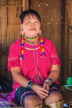 Bacağında kabile mücevherleri ve pirinç yüzükler takan uzun boyunlu Karen denen kadın. Chiang Rai, Tayland - 15 Kasım 2017.