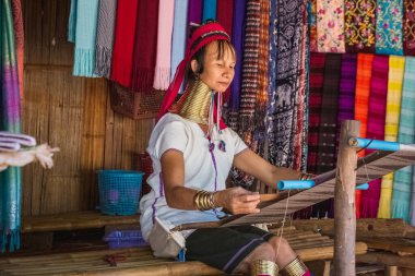 Uzun boyunlu Karen denen kadının boynunda kabile mücevherleri ve pirinç yüzükler vardı. Chiang Rai, Tayland - 15 Kasım 2017.