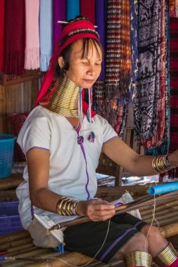 Uzun boyunlu Karen denen kadının boynunda kabile mücevherleri ve pirinç yüzükler vardı. Chiang Rai, Tayland - 15 Kasım 2017.