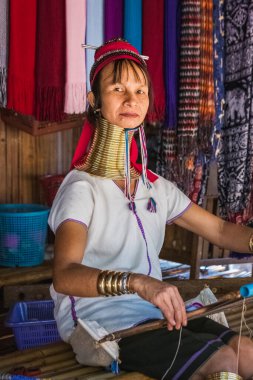 Uzun boyunlu Karen denen kadının boynunda kabile mücevherleri ve pirinç yüzükler vardı. Chiang Rai, Tayland - 15 Kasım 2017.