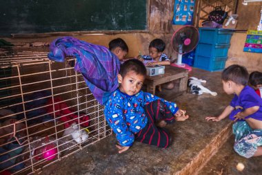 Uzun boyunlu Karen Kabilesi Okulu. Chiang Rai, Tayland - 15 Kasım 2017.