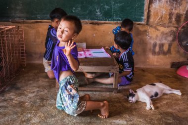 Uzun boyunlu Karen Kabilesi Okulu. Chiang Rai, Tayland - 15 Kasım 2017.