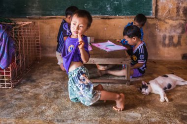 Uzun boyunlu Karen Kabilesi Okulu. Chiang Rai, Tayland - 15 Kasım 2017.