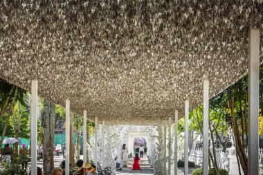 Chiang Rai 'nin kuzey Tayland' daki güzel beyaz tapınak. Wat Rong Khun Beyaz Tapınağı, çağdaş, alışılmadık bir Budist tapınağıdır. Chiang Rai, Tayland - 15 Kasım 2017.