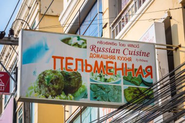 Rus mutfağı tabelası. Pattaya, Tayland - 17 Kasım 2017.