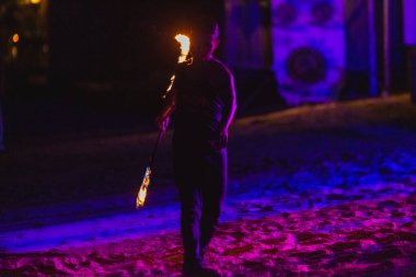 Thailand sahilindeki Amazing Fire Show 'da yangın başlatıcı. Koh Tao, Tayland - 30 Kasım 2017.