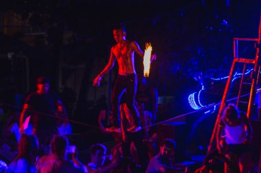 Sahildeki Tayland Sahili 'ndeki Amazing Fire Show' da sahneye çıkan bir sanatçı. Koh Tao, Tayland - 30 Kasım 2017.