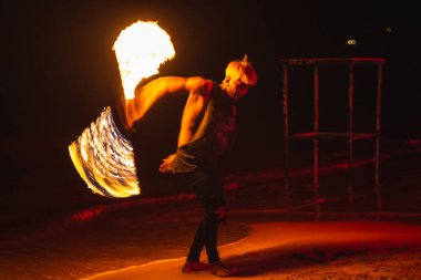 Fireshow 'un etrafını sarın. Tayland sahilindeki inanılmaz ateş şovunda. Koh Tao, Tayland - 30 Kasım 2017.