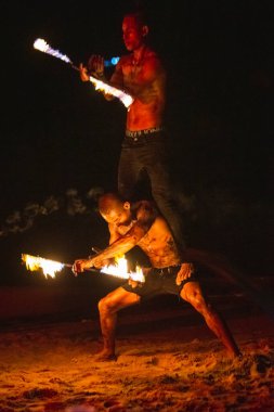Fireshow 'un etrafını sarın. Tayland sahilindeki inanılmaz ateş şovunda. Koh Tao, Tayland - 30 Kasım 2017.