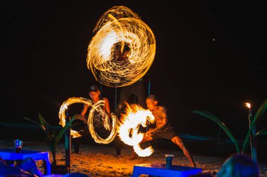Fireshow 'un etrafını sarın. Tayland sahilindeki inanılmaz ateş şovunda. Koh Tao, Tayland - 30 Kasım 2017.