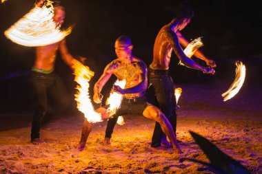 Fireshow 'un etrafını sarın. Tayland sahilindeki inanılmaz ateş şovunda. Koh Tao, Tayland - 30 Kasım 2017.