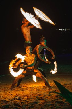 Fireshow 'un etrafını sarın. Tayland sahilindeki inanılmaz ateş şovunda. Koh Tao, Tayland - 30 Kasım 2017.