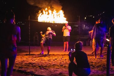 Turistler geceleri Tayland sahillerinde ateş altında geçmeye çalışırlar. Koh Tao, Tayland - 30 Kasım 2017.