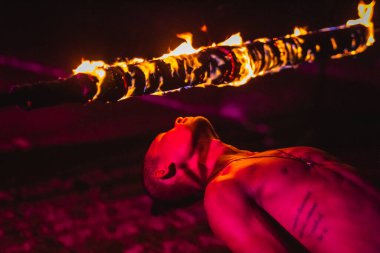 Yerel sanatçı geceleri Tayland sahilinde Ateş Işını 'nın altından geçmeye çalışıyor. Koh Tao, Tayland - 30 Kasım 2017.