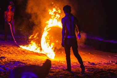 Tayland sahilinde gece vakti atlayan turistler. Koh Tao, Tayland - 30 Kasım 2017.