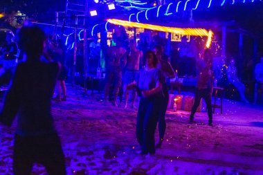 Tayland sahilinde gece vakti atlayan turistler. Koh Tao, Tayland - 30 Kasım 2017.