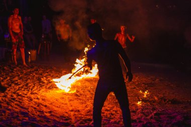 Tayland sahilinde gece vakti atlayan turistler. Koh Tao, Tayland - 30 Kasım 2017.