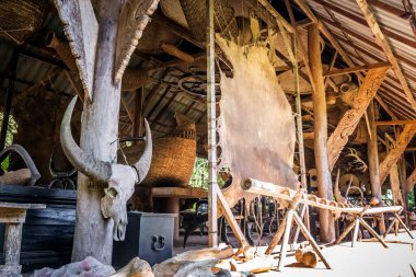 Tayland 'ın ünlü sanatçısı Thawan Duchanee' nin Müzesi ve Sanat Galerisi 'nde boynuz ve kafatasları. Tayland 'ın Chiang rai bölgesindeki Baan Dam Müzesi' nin binası. Chiang Rai, Tayland - 15 Kasım 2017.