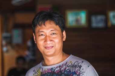 Tişörtlü genç bir smark thai adamının portresi. Koh Tao, Tayland - 01 Aralık 2017.