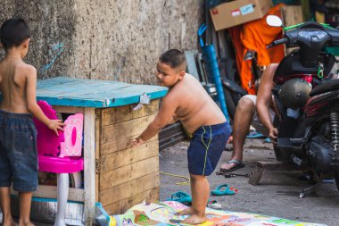 Tayland 'daki Monk Bowl Village' da (Baan Bat) el yapımı demir kase. Bangkok, Tayland - 09 Aralık 2017.