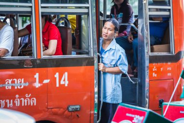 Çin Mahallesi 'ndeki otobüste kondüktör. Bangkok, Tayland - 09 Aralık 2017.
