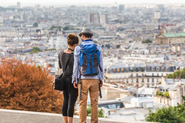 Pareja Romántica Mirando Mapa Con Una Vista Impresionante Ciudad Detrás —  Fotos de Stock