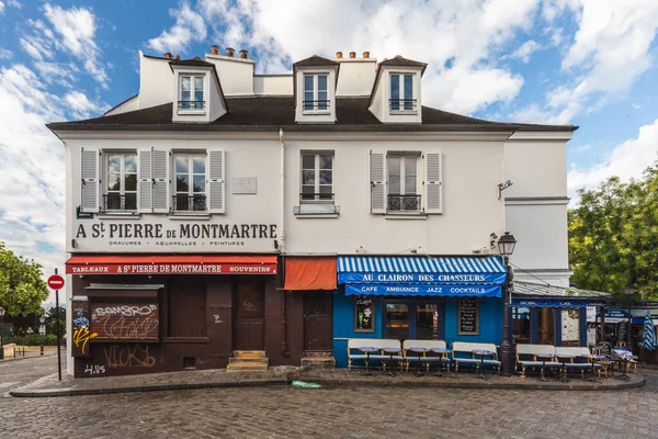 モンマルトルの丘の魅力的なカフェ モンマルトルには伝統的なフランスのカフェやアートギャラリーがあり パリで最も訪問されたランドマークの1つです 2018年7月28日フランス — ストック写真