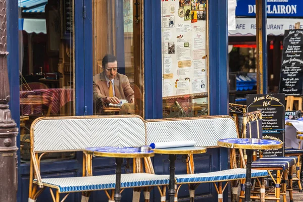 Άντρας Στο Γοητευτικό Καφέ Στο Λόφο Της Μονμάρτρης Montmartre Παραδοσιακά — Φωτογραφία Αρχείου