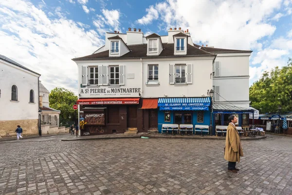 Homem Frente Encantador Café Colina Montmartre Montmartre Com Cafés Tradicionais — Fotografia de Stock