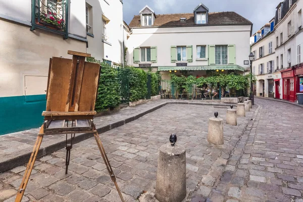 Easel Μπροστά Από Γοητευτικό Cafe Στο Λόφο Montmartre Montmartre Παραδοσιακά — Φωτογραφία Αρχείου