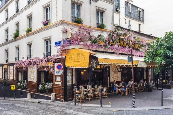 蒙马特山上迷人的咖啡馆蒙马特拥有传统的法国咖啡馆和艺术画廊 是巴黎游客最多的地标之一 法国巴黎 2018年7月28日 — 图库照片