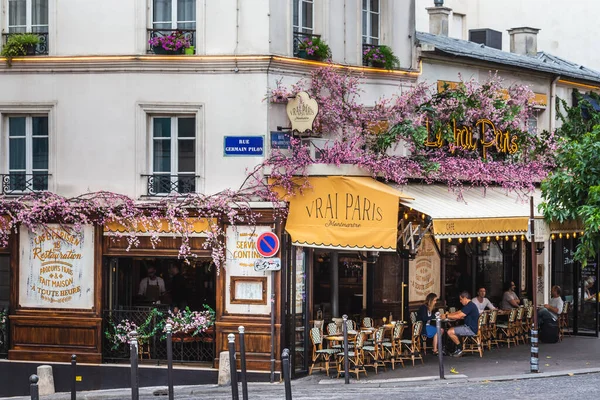 Γοητευτικό Καφέ Στο Λόφο Μονμάρτρε Montmartre Παραδοσιακά Γαλλικά Καφέ Και — Φωτογραφία Αρχείου