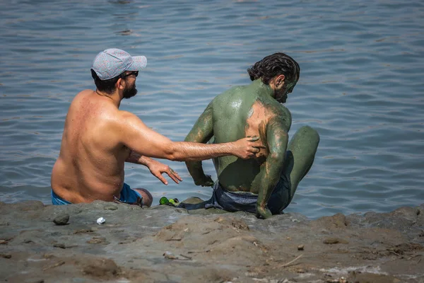 Τουρίστες Που Εφαρμόζουν Λάσπη Νεκράς Θάλασσας Που Διαθέτει Τις Φαρμακευτικές — Φωτογραφία Αρχείου