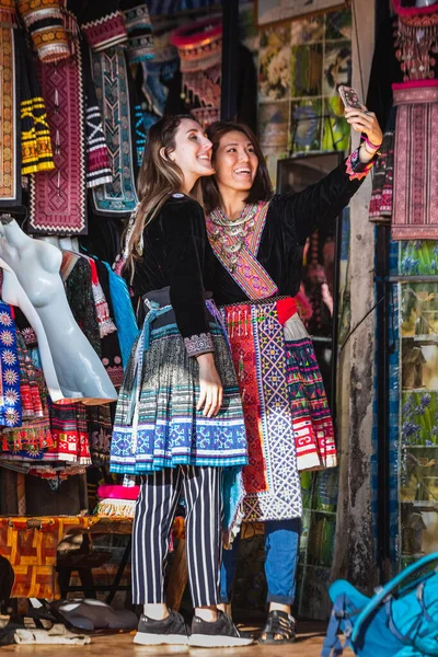 Τουρίστες Που Βγάζουν Σέλφι Στο Διάσημο Χωριό Τσιάνγκ Μάι Της — Φωτογραφία Αρχείου