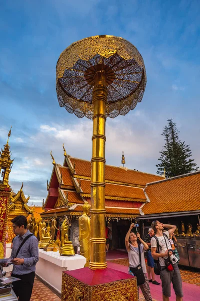 Туристы Золотом Храме Wat Phra Doi Suthep Сняли Синий Час — стоковое фото