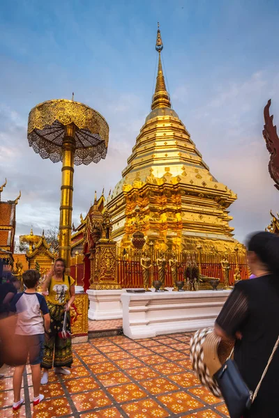 Туристы Золотом Храме Wat Phra Doi Suthep Сняли Синий Час — стоковое фото