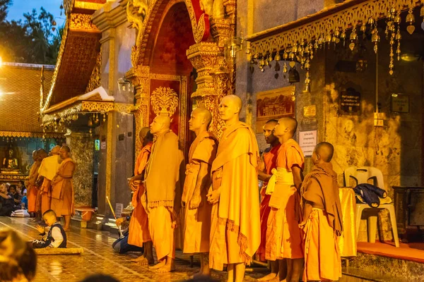 Monjes Templo Oro Wat Phra Doi Suthep Dispararon Hora Azul —  Fotos de Stock