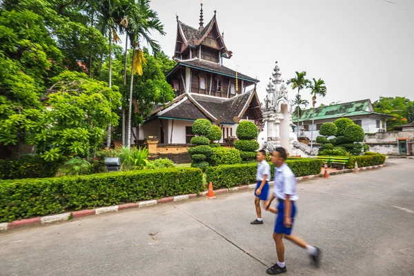 Nuevo Edificio Niños Uniforme Escolar Cerca Wat Chedi Luang Chiang — Foto de Stock
