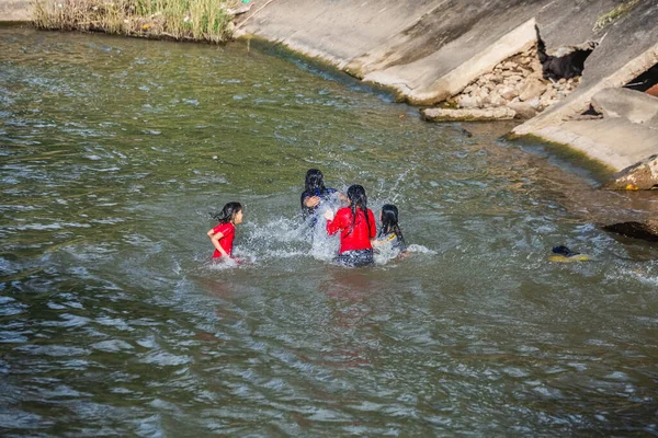 Asiatiques Jeunes Femmes Heureuses Baignant Dans Rivière Sauter Jouer Dans — Photo