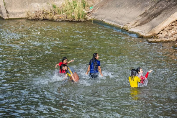 Ázsiai Fiatal Boldog Nők Fürdenek Folyóban Ugrálni Játszani Vízben Chiang — Stock Fotó