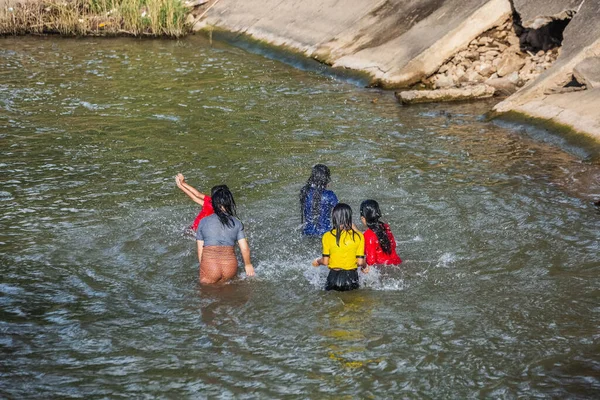 Азиатские Молодые Счастливые Женщины Купаются Реке Прыгать Играть Воде Чиангмай — стоковое фото