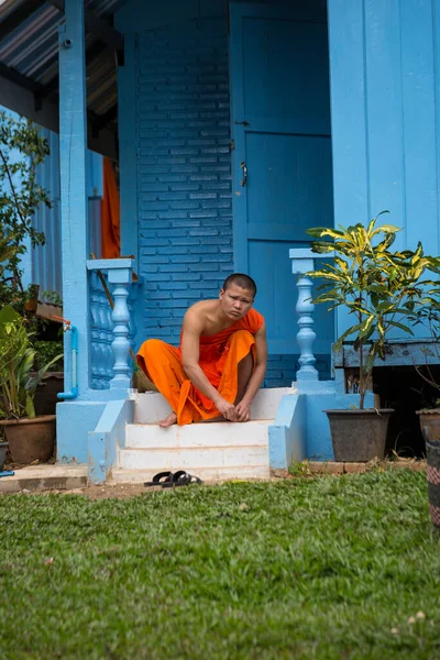 Monje Túnica Naranja Sienta Cerca Pagoda Cristal Templo Wat Tha — Foto de Stock