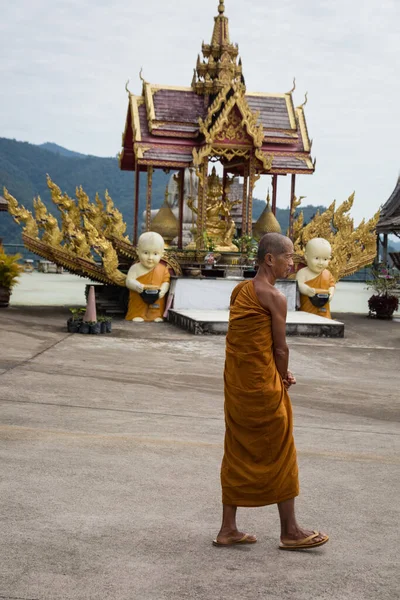 Monje Túnica Naranja Camina Cerca Pagoda Cristal Templo Wat Tha —  Fotos de Stock