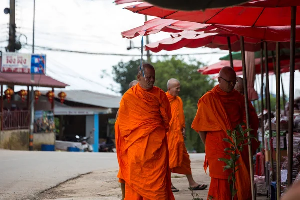 Monjes Con Túnicas Naranjas Mercado Local Agricultores Doi Mae Salong —  Fotos de Stock