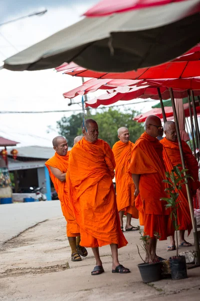 Монахи Оранжевому Одязі Місцевому Ринку Фермерів Doi Mae Salong Таїланд — стокове фото