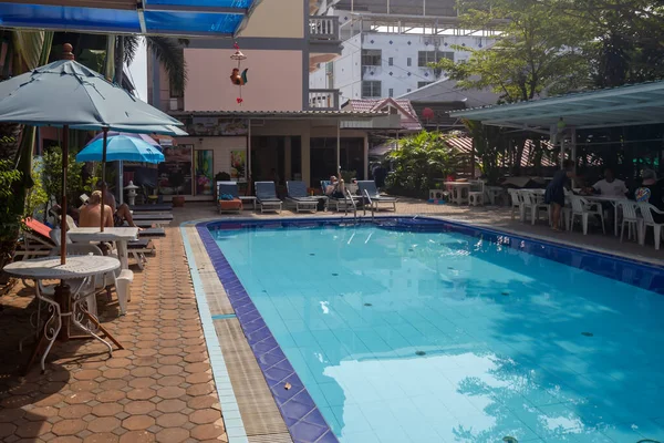 Oude Mensen Ontspannen Het Zwembad Het Spa Hotel Pattaya Thailand — Stockfoto