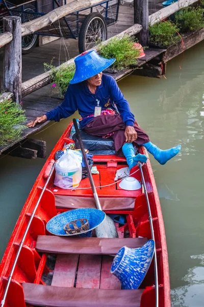 Viejo Hombre Fila Sombrero Azul Calcetines Azules Famoso Mercado Flotante — Foto de Stock