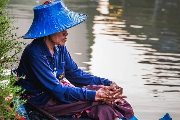 Vieux Rameur Chapeau Bleu Chaussettes Bleues Célèbre Marché Flottant Pattaya — Photo